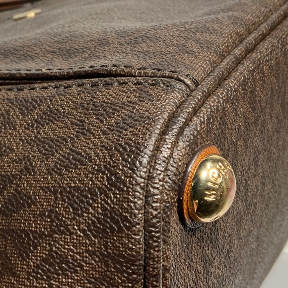 Michael Kors Jet Set Signature Bag - Picture 12 of 16